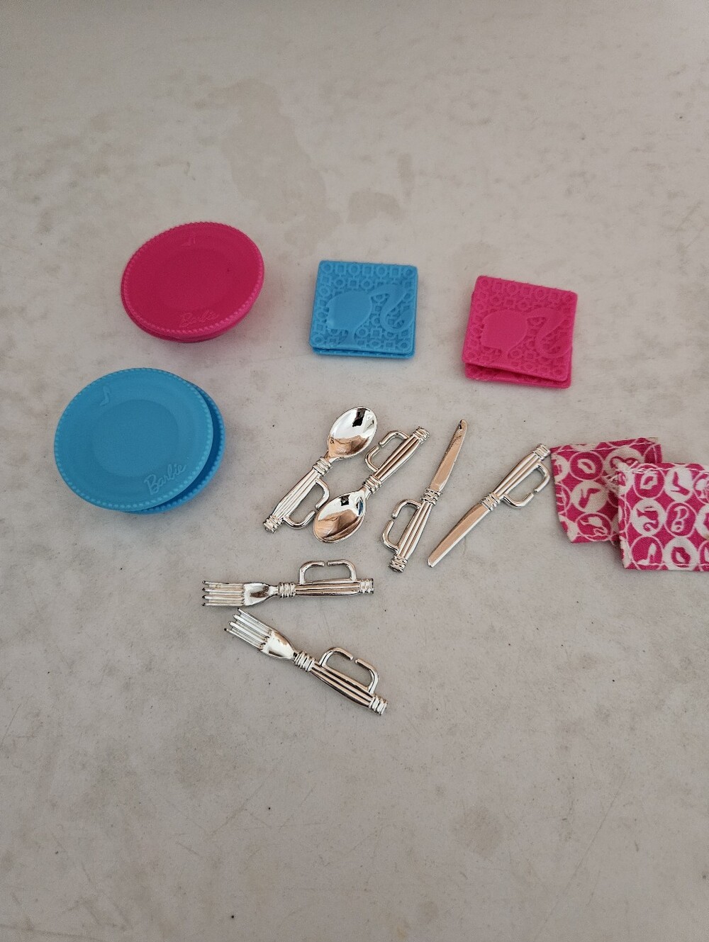 💚5/$15 Barbie Pink & Blue Dining Set